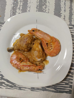 Una foto de Pollo con gambones. Mar y montaña