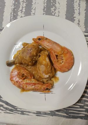 Una foto de Pollo con gambones. Mar y montaña
