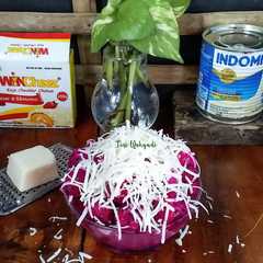 A picture of Salad Buah naga.