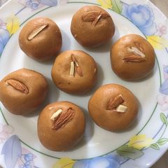 A picture of Besan ladoo.