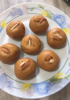 A picture of Besan ladoo.