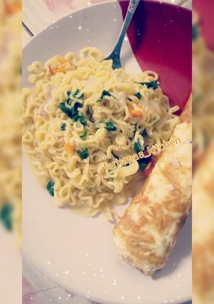 A picture of Noodles and ommelate.