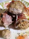 Carciofi ripieni con trito di maiale avvolti nello speck