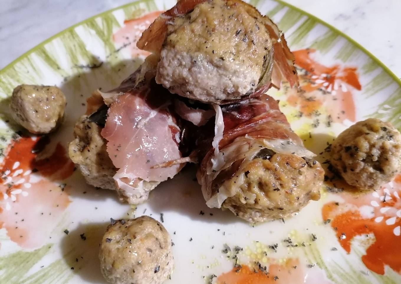 Cardiopi ripieni con trito di maiale avvolti nello speck: