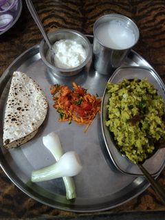 વઘારેલી ખીચડી (Vaghareli Khichdi Recipe In Gujarati) રેસીપી મુખ્ય ફોટો