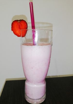 Vaníliás epres shake 🍓 recept fotója