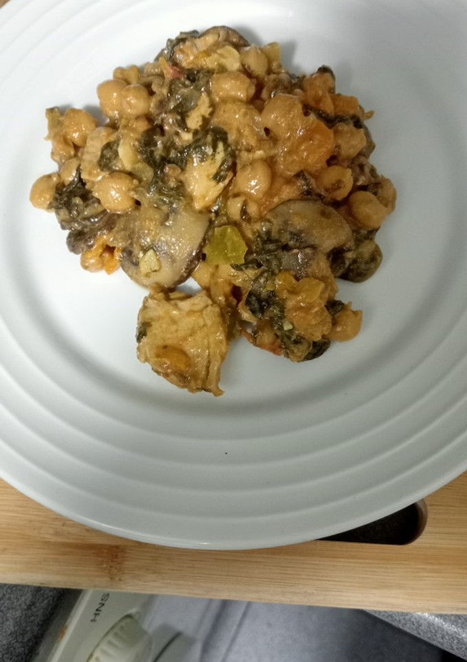 Una foto de 🐔Pollo con espinacas🥬 y garbanzos con Ras el Hanaout
