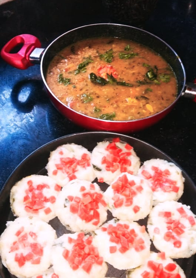 इडली और सांबर (idli aur sambar recipe in Hindi) रेसिपी मुख्य फोटो