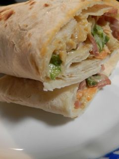 Una foto de Fajitas de pollo y salchichas