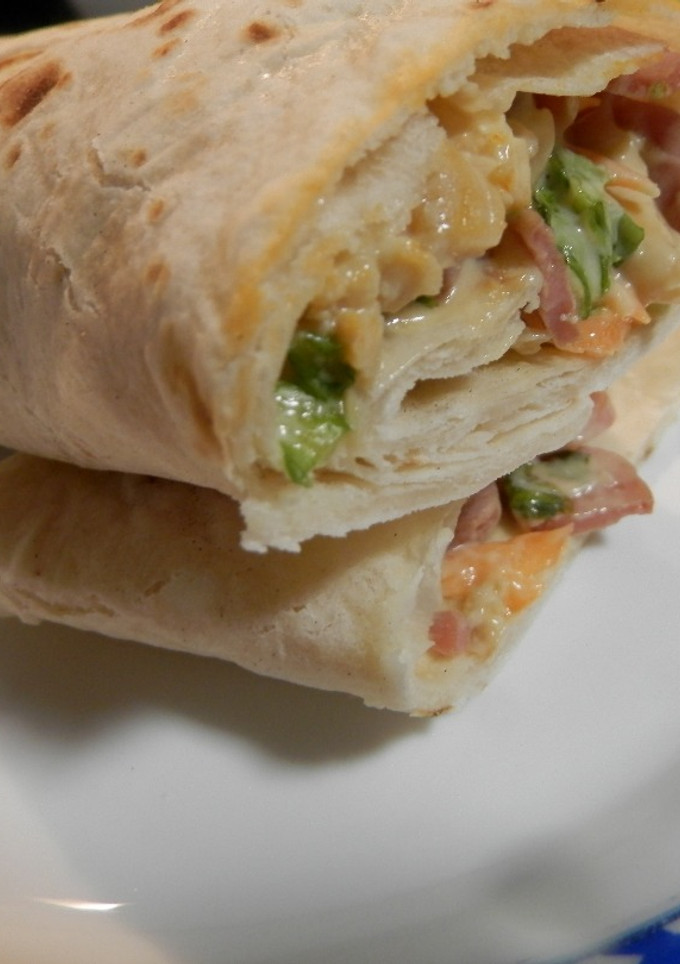 Una foto de Fajitas de pollo y salchichas