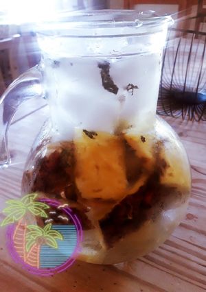 Una foto de Agua saborizada de anana (cáscara)