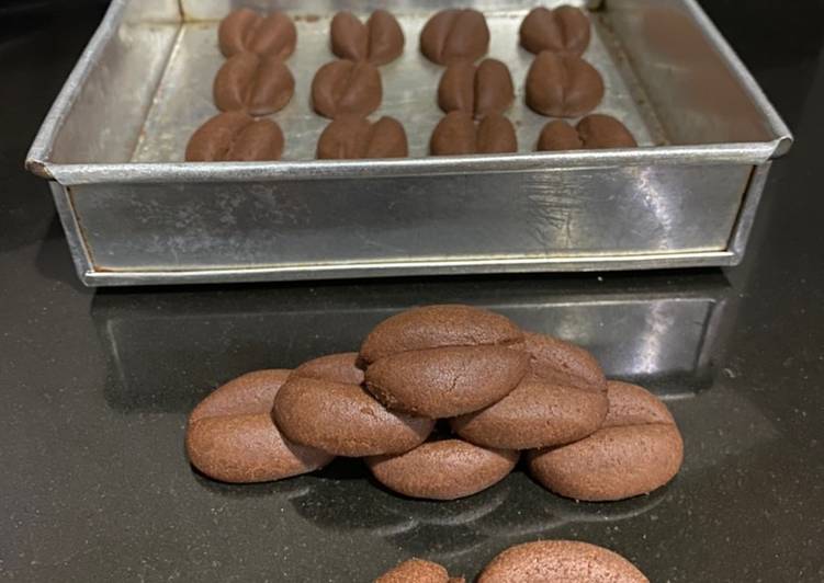 Bagaimana Menyiapkan Biskuit Kopi Bentuk Kopi Anti Gagal