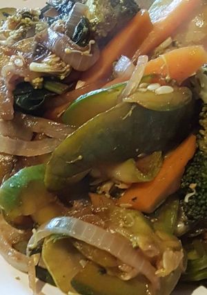 Una foto de Verduras salteadas con salsa soja y jengibre