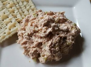 Una foto de Dip de atún con pepinillos dulces y mayonesa