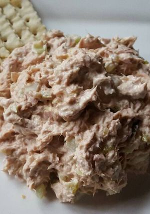 Una foto de Dip de atún con pepinillos dulces y mayonesa
