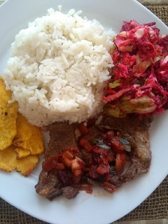 Una foto de Arroz con carne y ensalada de remolacha