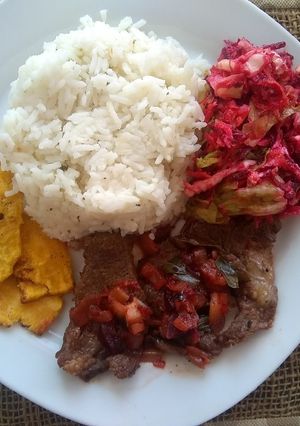 Una foto de Arroz con carne y ensalada de remolacha