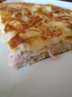 Foto principal de Tortilla de patata rellena de queso y jamón york