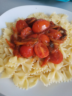 Una foto de Pasta Napolitana con tomates cherry y champiñones
