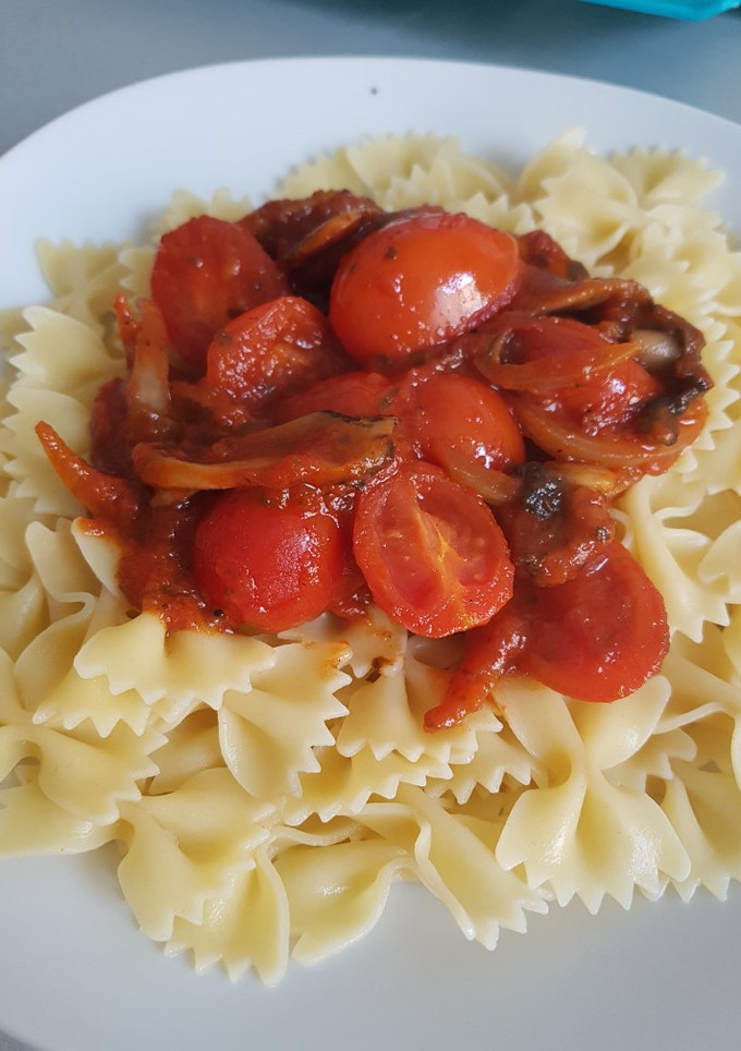 Una foto de Pasta Napolitana con tomates cherry y champiñones