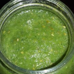 A picture of Green chutney.
