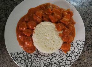 Una foto de Pollo tikka massala con arroz basmati