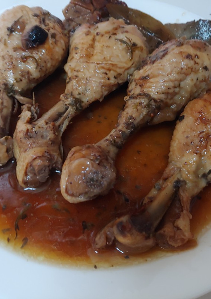 Una foto de Muslitos de pollo a las finas hierbas y soja