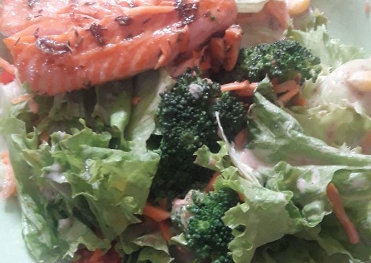 Salmon grill n salad