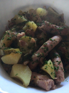 Una foto de Estofado de salchichas con papas (patatas)