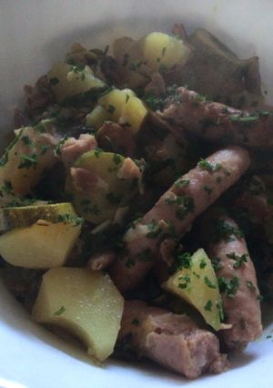 Una foto de Estofado de salchichas con papas (patatas)