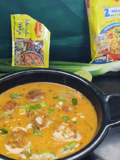મેગી પકોડા કરી (Maggi Pakoda Curry Recipe In Gujarati) રેસીપી મુખ્ય ફોટો