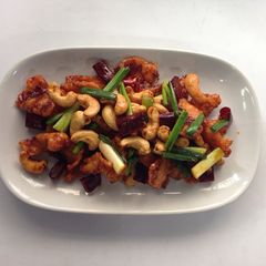 A picture of Stir fried chicken with cashew nut.