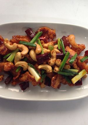 A picture of Stir fried chicken with cashew nut.