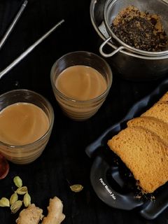 अदरक इलायची वाली गुड़ की चाय(adrak Elaichi wali gud ki chai recipe in Hindi) रेसिपी मुख्य फोटो