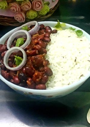 A picture of Rajma chawal bowl.