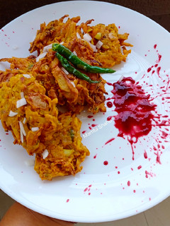 आलू प्याज़ के कुरकुरे पकौड़े(aloo pyaz ke kurkure pakode recipe hindi) रेसिपी मुख्य फोटो