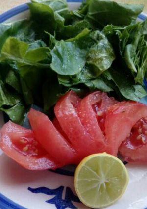 Una foto de Ensalada de espinacas y tomate