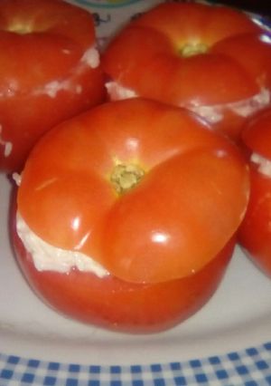 Una foto de Tomates rellenos light 🍅☺👏👏👏