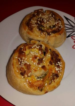 Sajtkrémes, darált húsos, sajtos csiga recept fotója