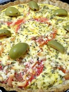 Una foto de Tarta napolitana integral, súper fácil!! 🍅🧀🥮
