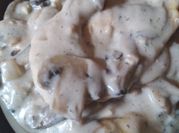 Una foto de pechuga de pollo con nata y cebolla