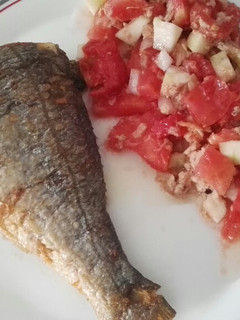 Una foto de Dorada a la plancha, acompañado de un picadillo