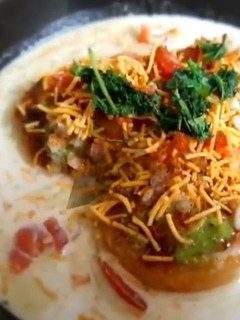 આલુ ટિક્કી ચાટ (Aloo Tikki Chaat Recipe In Gujarati) રેસીપી મુખ્ય ફોટો
