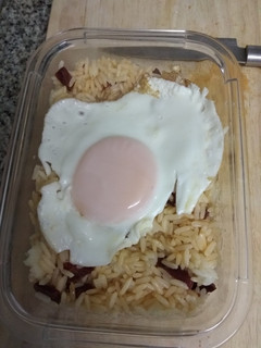 Una foto de Arroz con chorizo y huevo 🍚