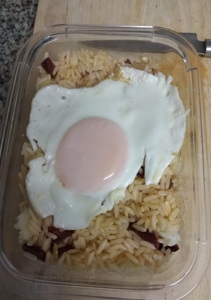 Una foto de Arroz con chorizo y huevo 🍚