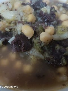 Una foto de Caldo de verduras con garbanzos y morcilla de cebolla picante
