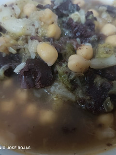 Una foto de Caldo de verduras con garbanzos y morcilla de cebolla picante