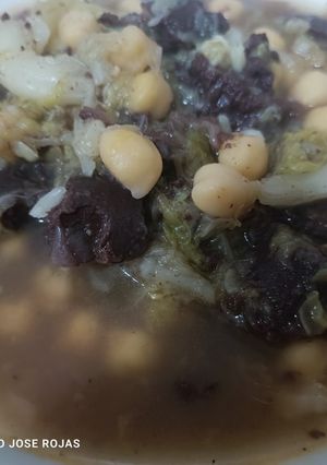 Una foto de Caldo de verduras con garbanzos y morcilla de cebolla picante