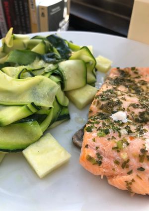 Une photo de Saumon en papillote et juliennes de courgette