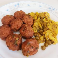 A picture of Meatballs with saffron sauce.